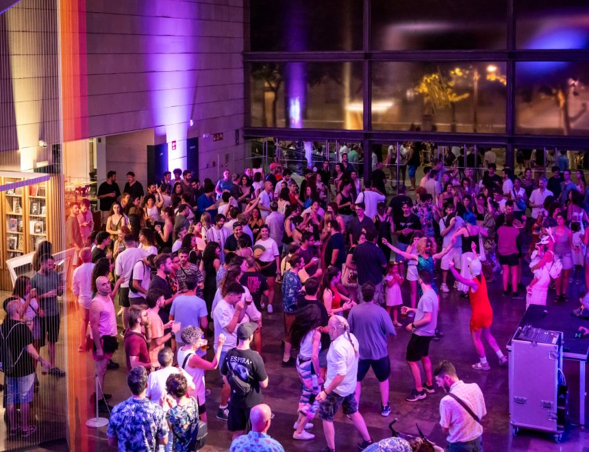 Image of L’IVAM obri fins a la mitjanit i proposa una sessió musical de DJ Hits With Tits amb motiu de la Gran Nit de Juliol