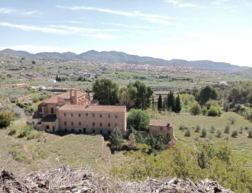 Jornada de apertura pública de los procesos de trabajo del taller ‘De voler fer un lloc’, dirigido por David Bestué, en el monasterio franciscano de Chelva