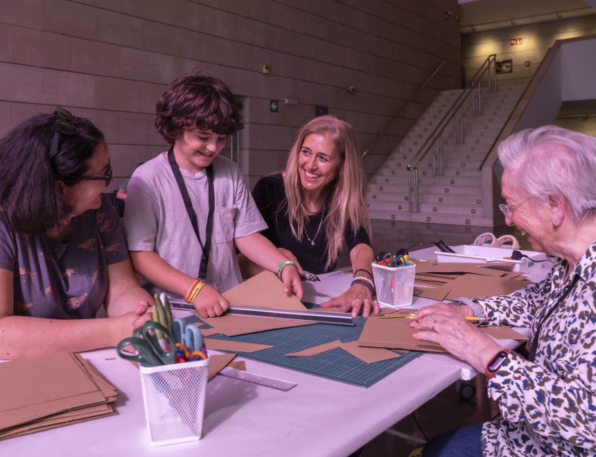 Mans a l’obra! Taller intergeneracional d’art per a avis i nets