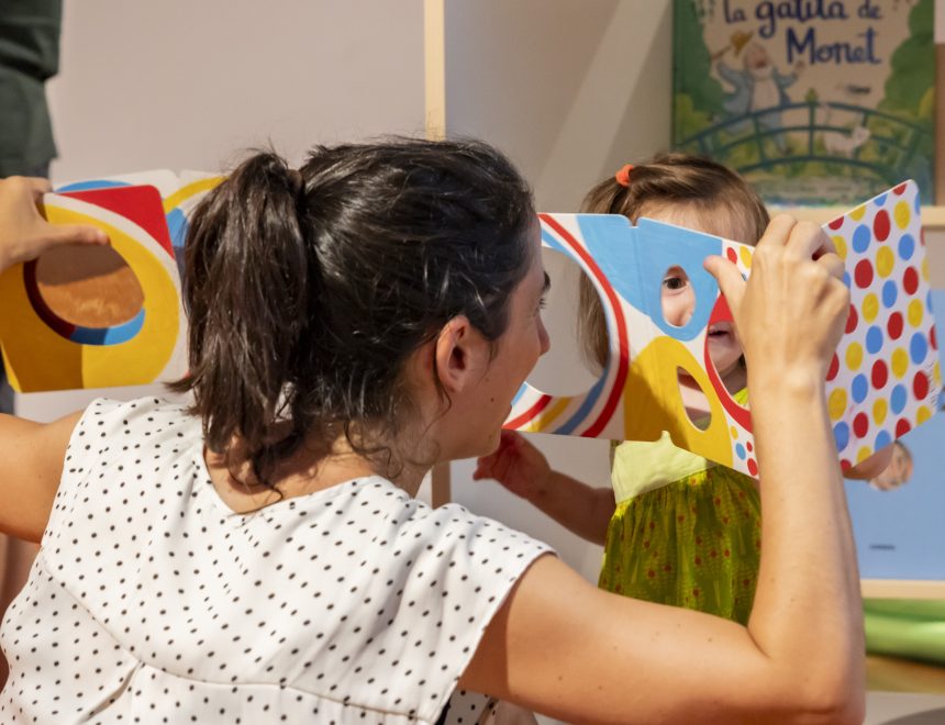 ¡NA-VI-DAD!  La Moguda de la Navidad! Espacio familiar de lectura y arte ilustrado