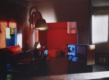 SIMMONS, Laurie. The Long House (TV Room), 2004. IVAM, Institut Valencià d’Art Modern, Generalitat