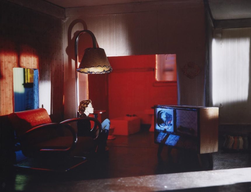 SIMMONS, Laurie. The Long House (TV Room), 2004. IVAM, Institut Valencià d’Art Modern, Generalitat