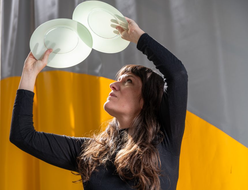 Una vajilla, una premonición. Performance de Marta Fernández Cao en la exposición ‘A media lumbre’