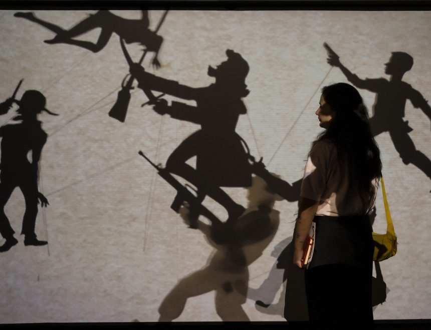 Visita estesa a ‘Kara Walker. Burning Village‘ des d’una perspectiva dels Estudis Negres.