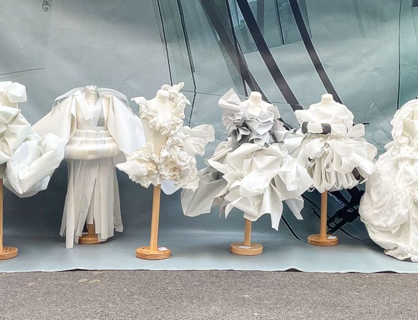Prototipos de vestidos realizados con banderolas recicladas del IVAM