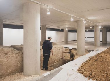 El equipo de arqueólogos trabaja en la excavación en la zona extramuros de la muralla conservada en el IVAM
