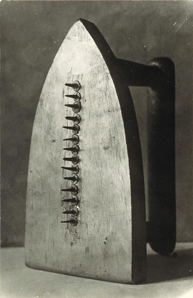 Man Ray. El regalo, 1921