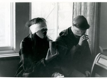 Digital Public Library of America. (s.f.). Abbot Academy students in blindfolds [Fotografía]. Wikimedia Commons.Digital Public Library of America. (s.f.). Abbot Academy students in blindfolds [Fotografía]. Wikimedia Commons.