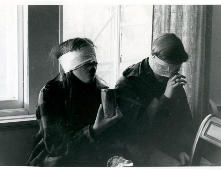 Digital Public Library of America. (s.f.). Abbot Academy students in blindfolds [Fotografía].  Wikimedia Commons.